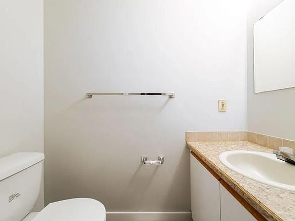 3rd image of 32 Holmes St