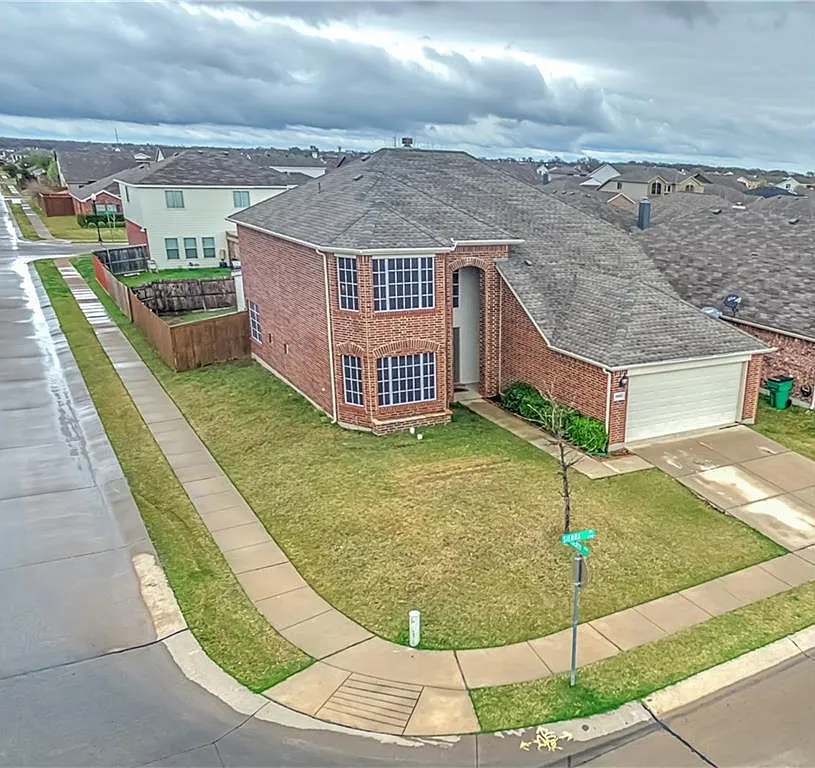 4 bed, 2.5 bath, 2627 sqft, $2,500 — Photo 1