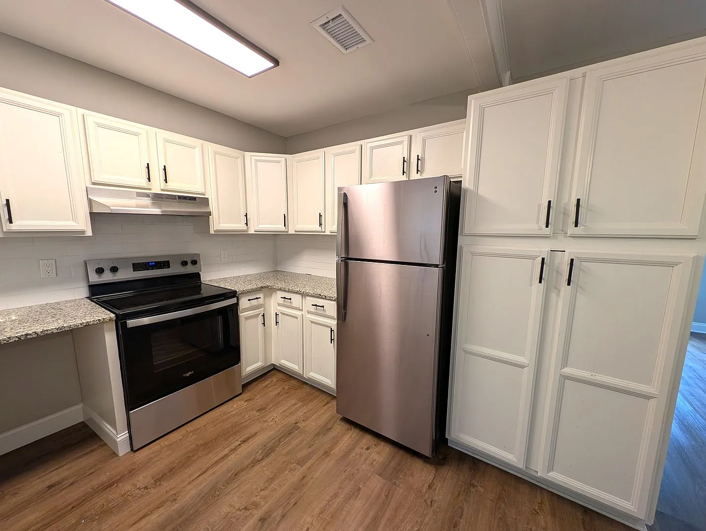 End Unit Townhome! Minutes From Uptown! Abundant Green Space! — Photo 2