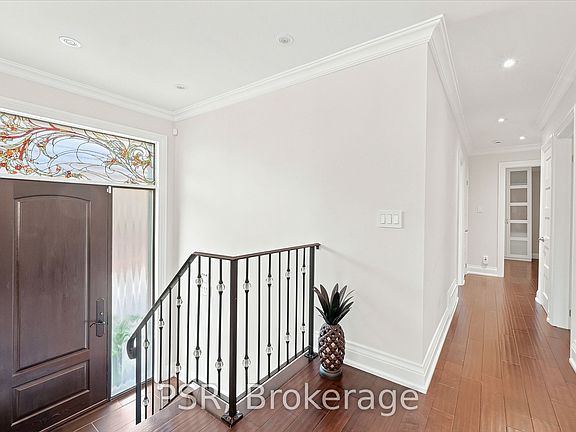 4th image of 61 Robinglade Dr
