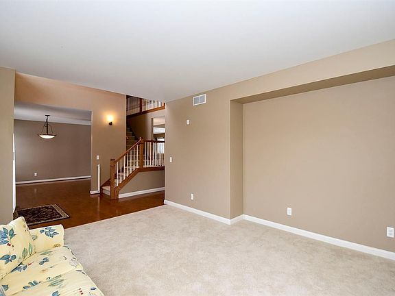 5th image of 2011 Hollow Oak Dr