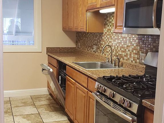 2nd image of 3110 Oak St #A