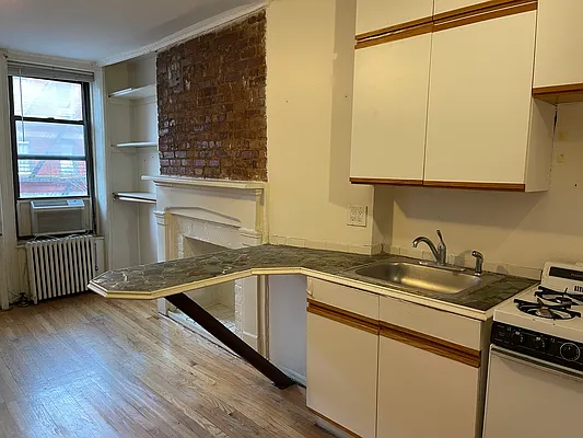 Rented by Realty Advisors Group | media 22