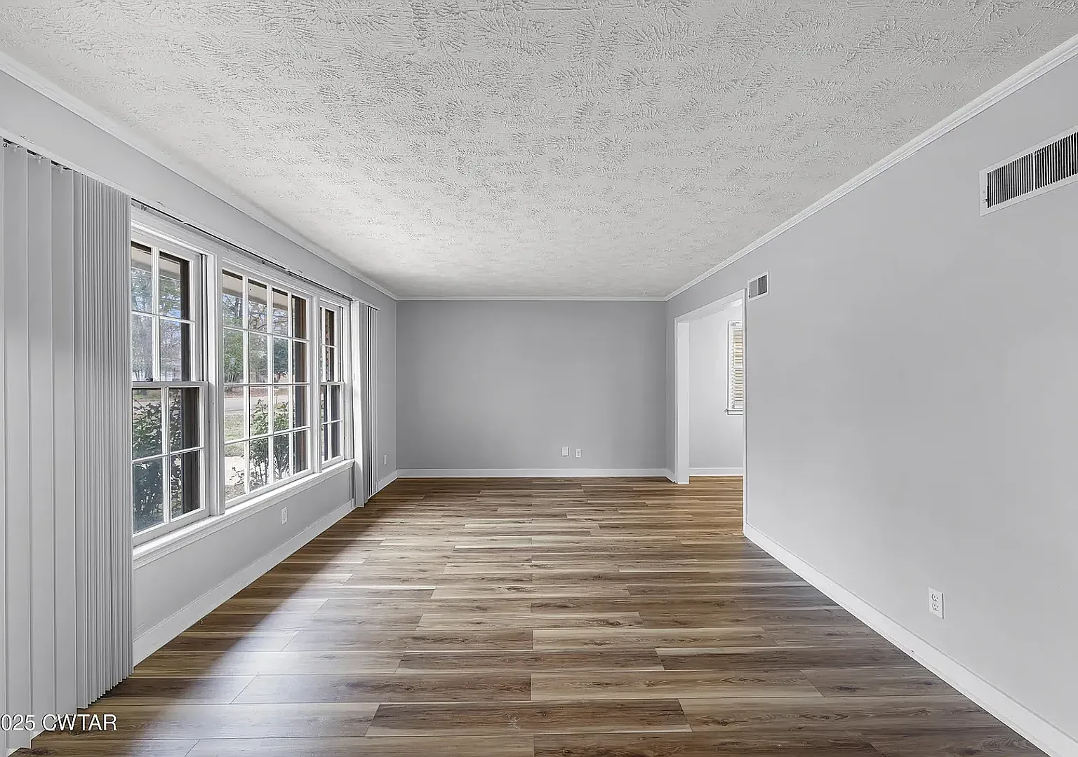 105 Montclair — Photo 3