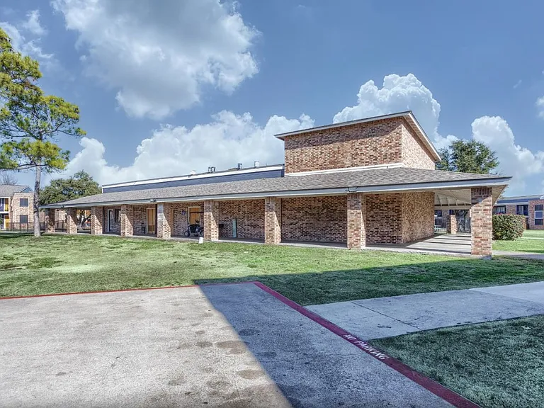 Elegant front entrance of Sunridge Apartments community