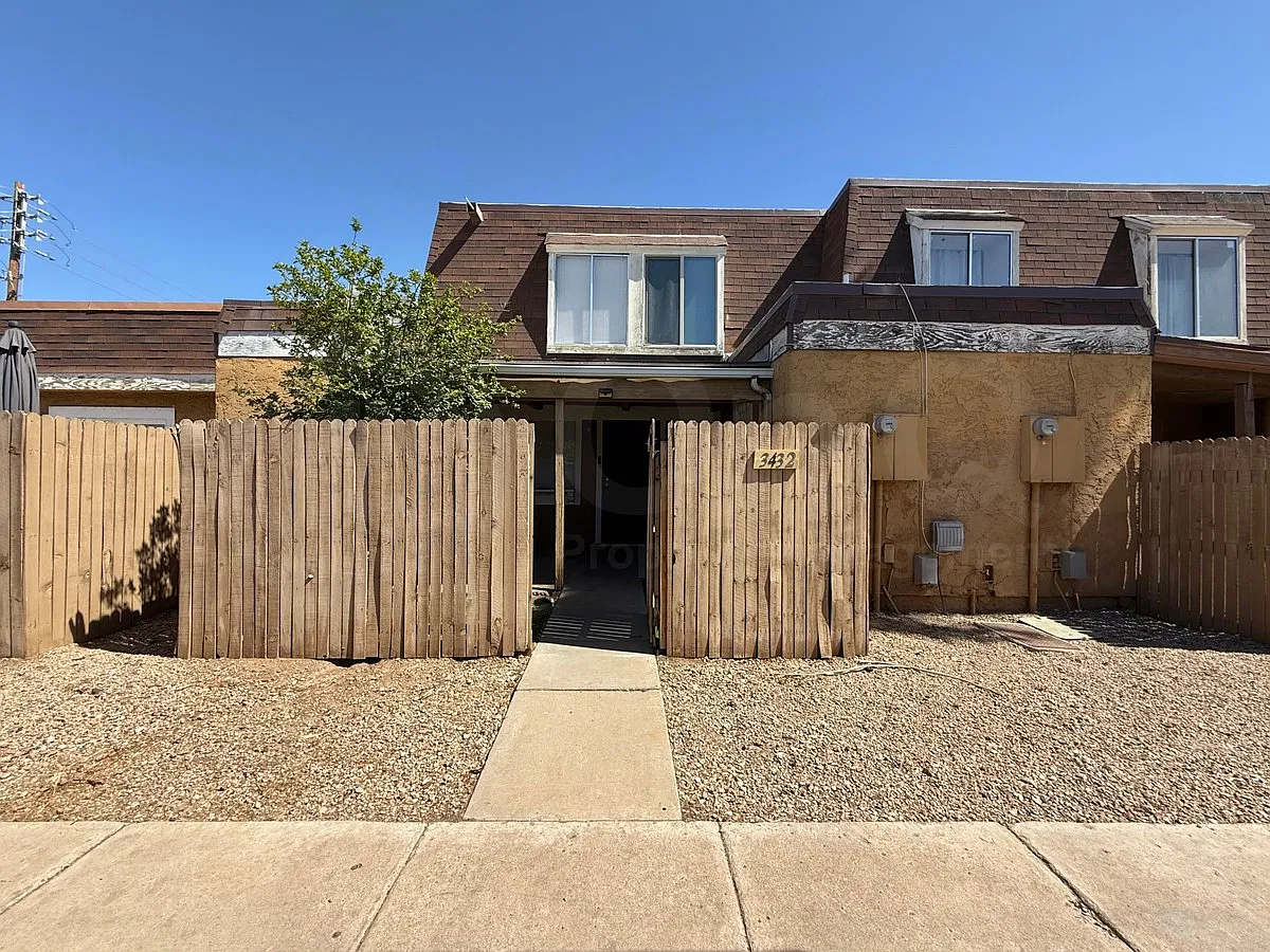 2 bed, 1.5 bath, 924 sqft, $1,299 — Photo 3