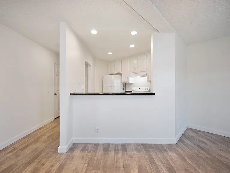 315 Acacia Ave — Photo 9