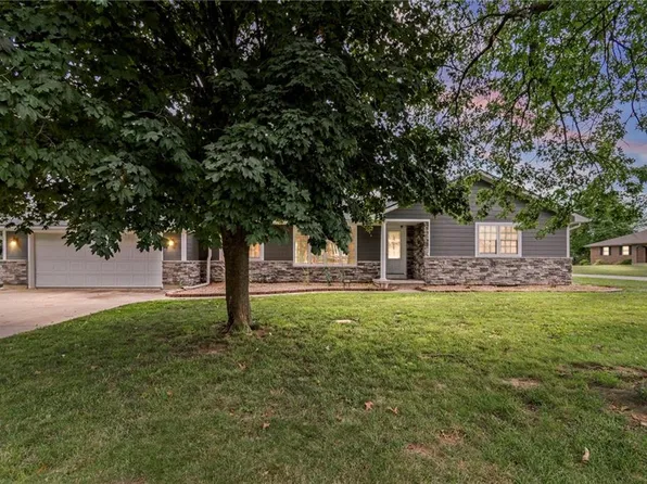 607 W 13th St, Carrollton, MO 64633