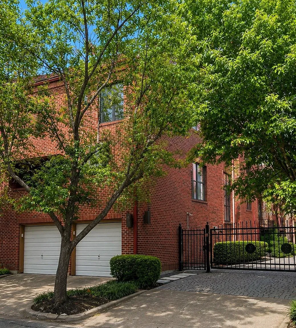 2 bed, 2.5 bath, 2450 sqft, $3,350 — Photo 2