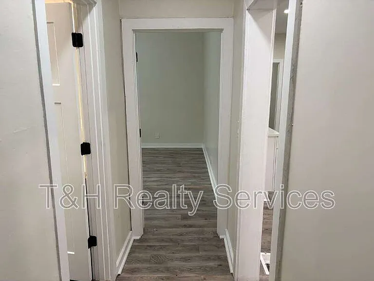 320 W 39th St — Photo 13