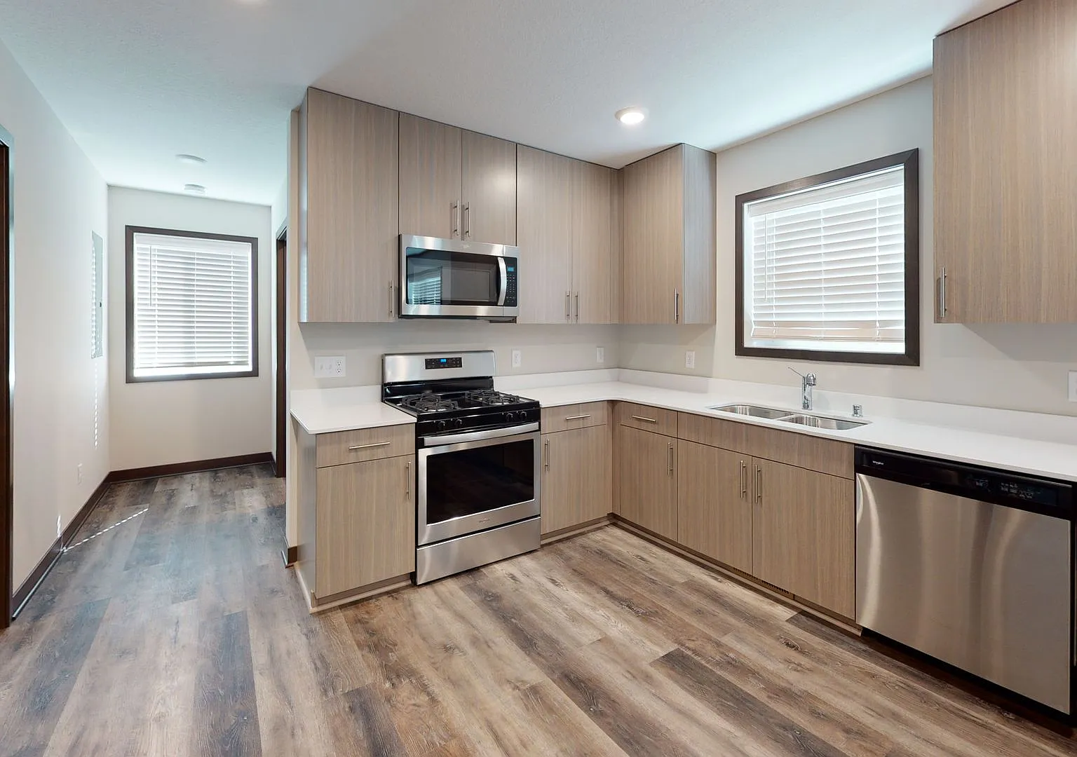 Modern 5-Bedroom Duplex Close to U of M Campus — Photo 1