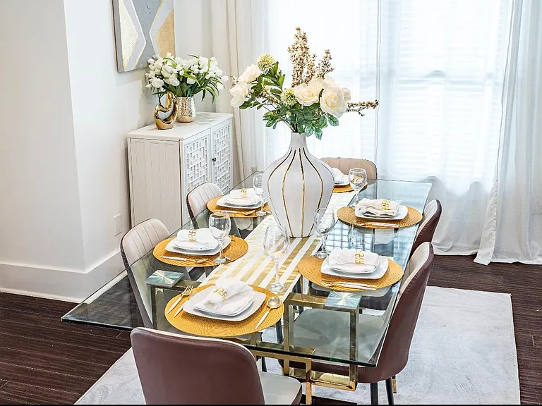 Main House Dining area with serveware and cutlery for 6 peoples.