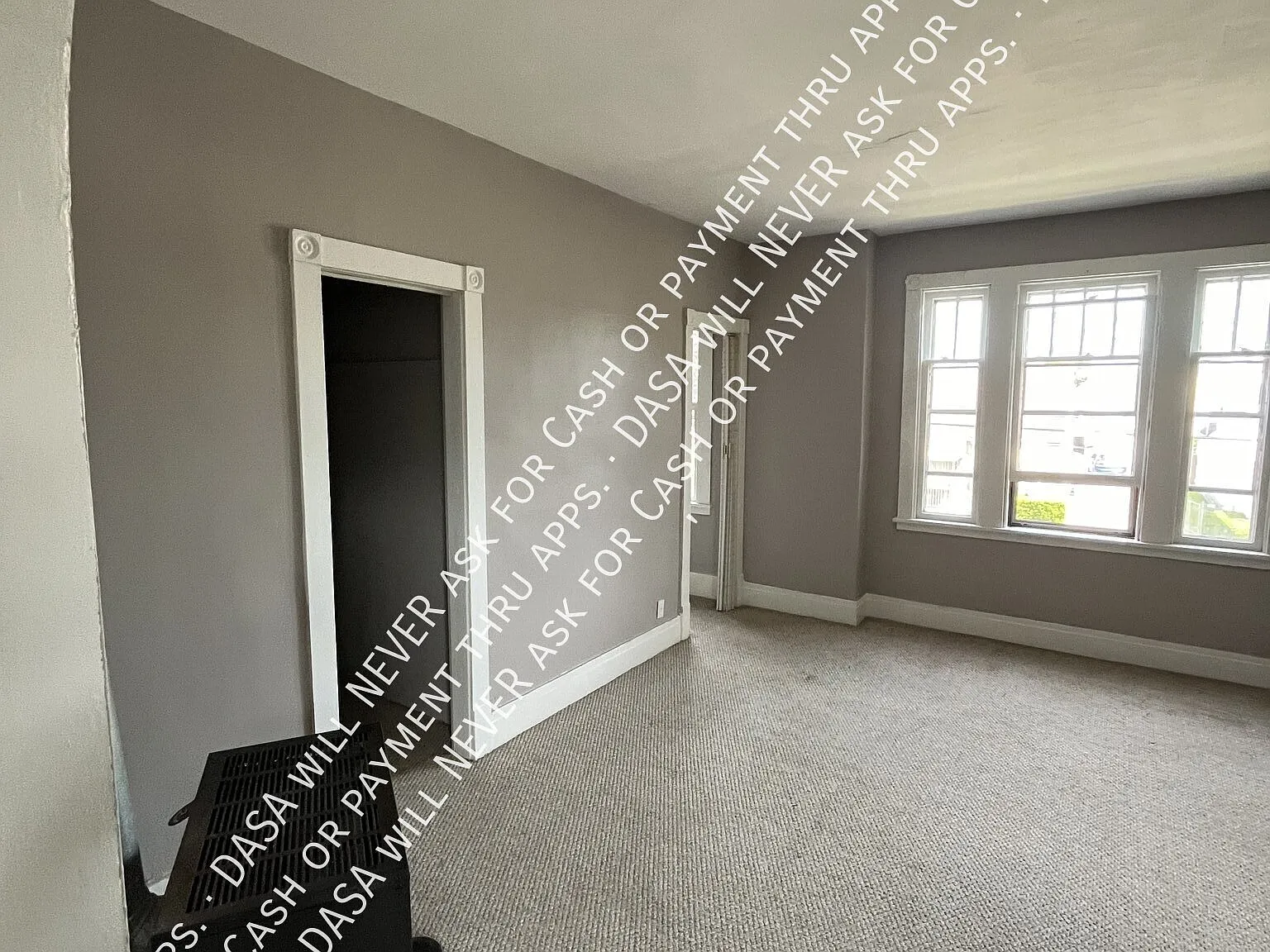 444 Schiller Upper - 2 Bed / 1 Bath — Photo 3