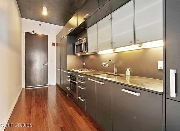 2nd image of 550 N Saint Clair St #1021