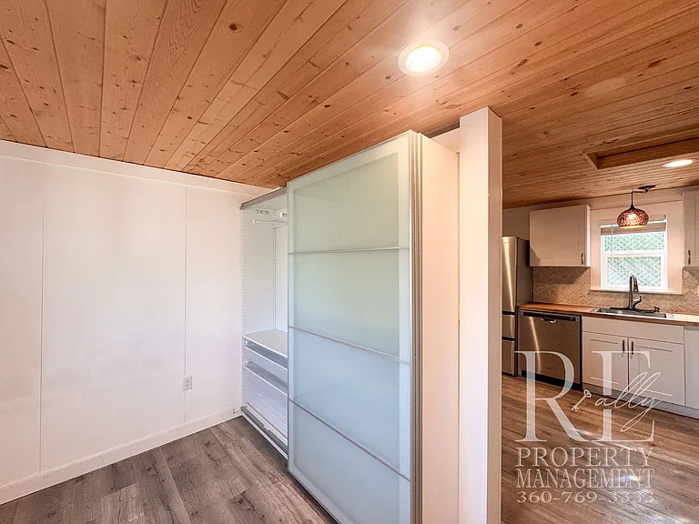 109 1/2 S Wycoff Ave — Photo 8