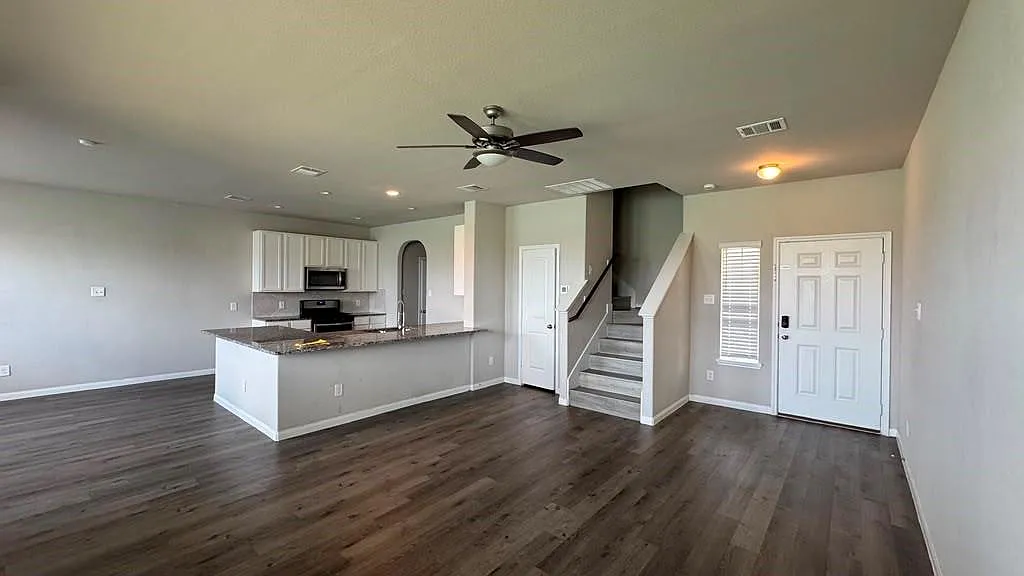 4 bed, 2.5 bath, 2005 sqft, $2,600 — Photo 4
