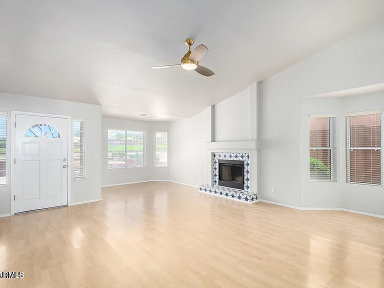 1924 E Sharon Dr — Photo 5
