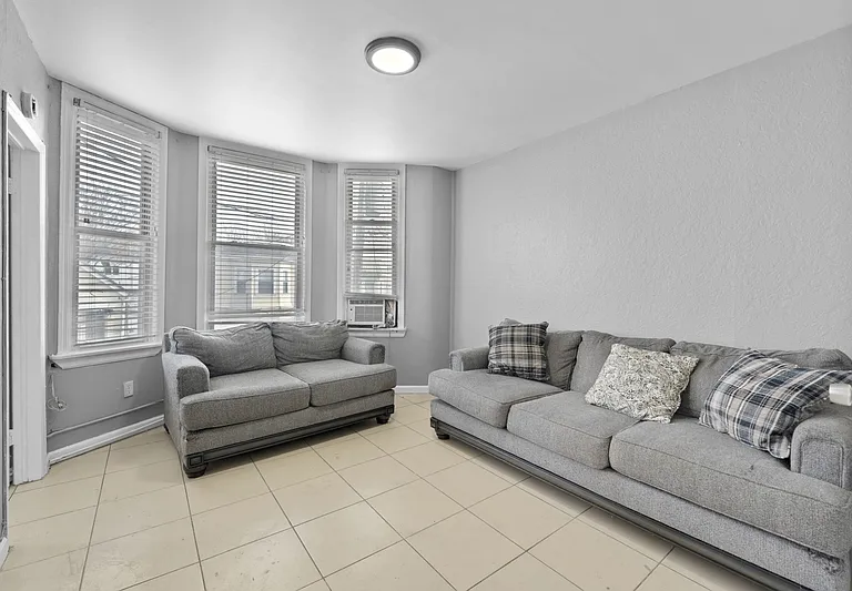 6113 Washington St #3 — Photo 5