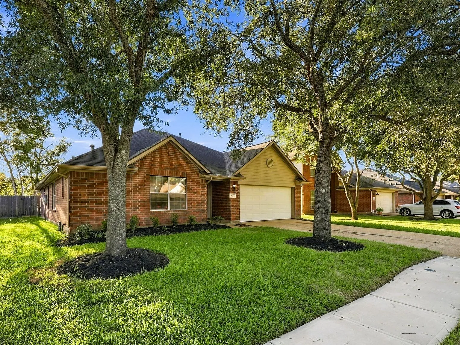 3 bed, 2.0 bath, 1886 sqft, $2,300 — Photo 3