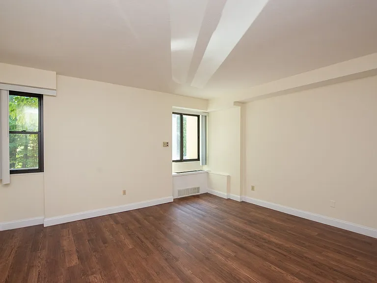 Lakewood Apartments — Photo 10
