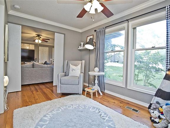 4th image of 8 Oxford Ln