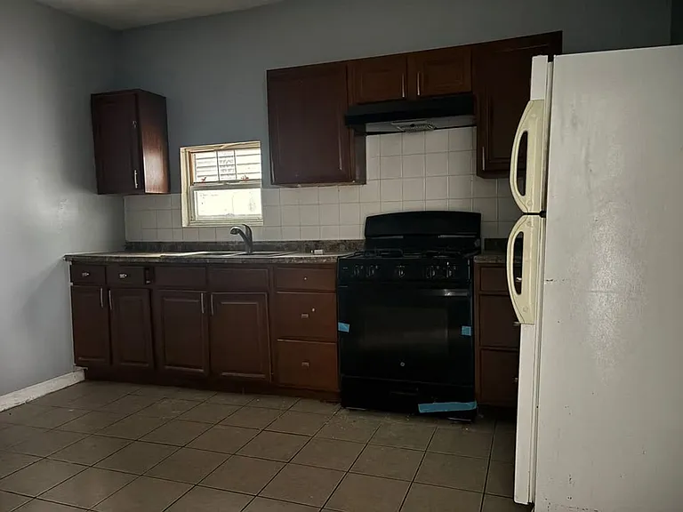 482 Avon Ave — Photo 2