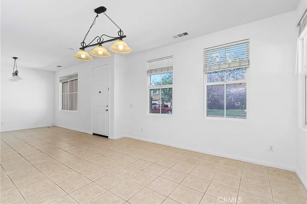 4 bed, 2073 sqft, $2,980 — Photo 4