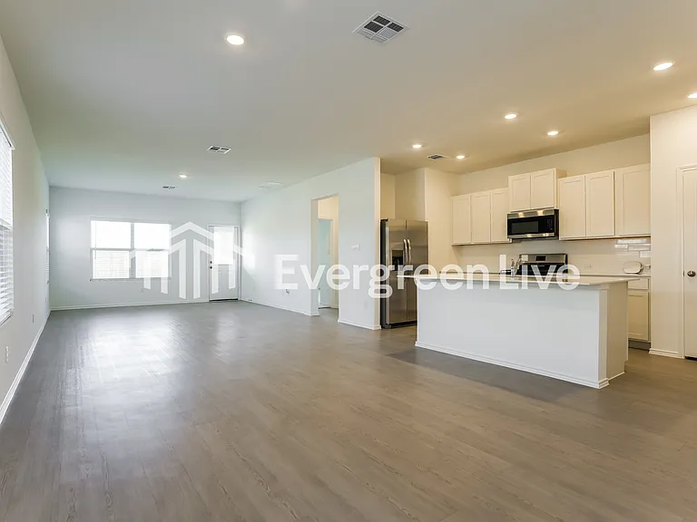 1410 Roaming Oak Bnd — Photo 2