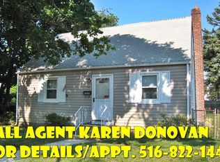 14 North Dr, Hicksville, NY 11801
