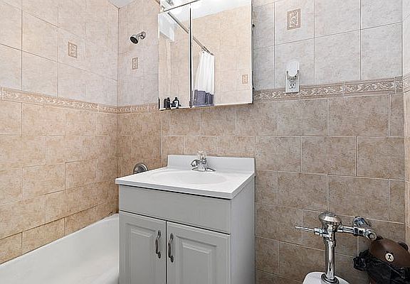 5th image of 240 E 46th St APT 3H