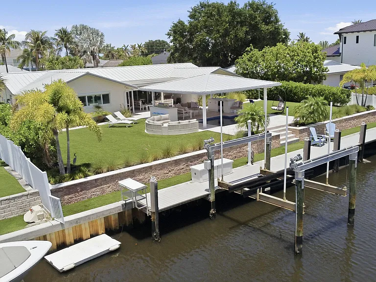 16 Leeward Cir — Photo 1