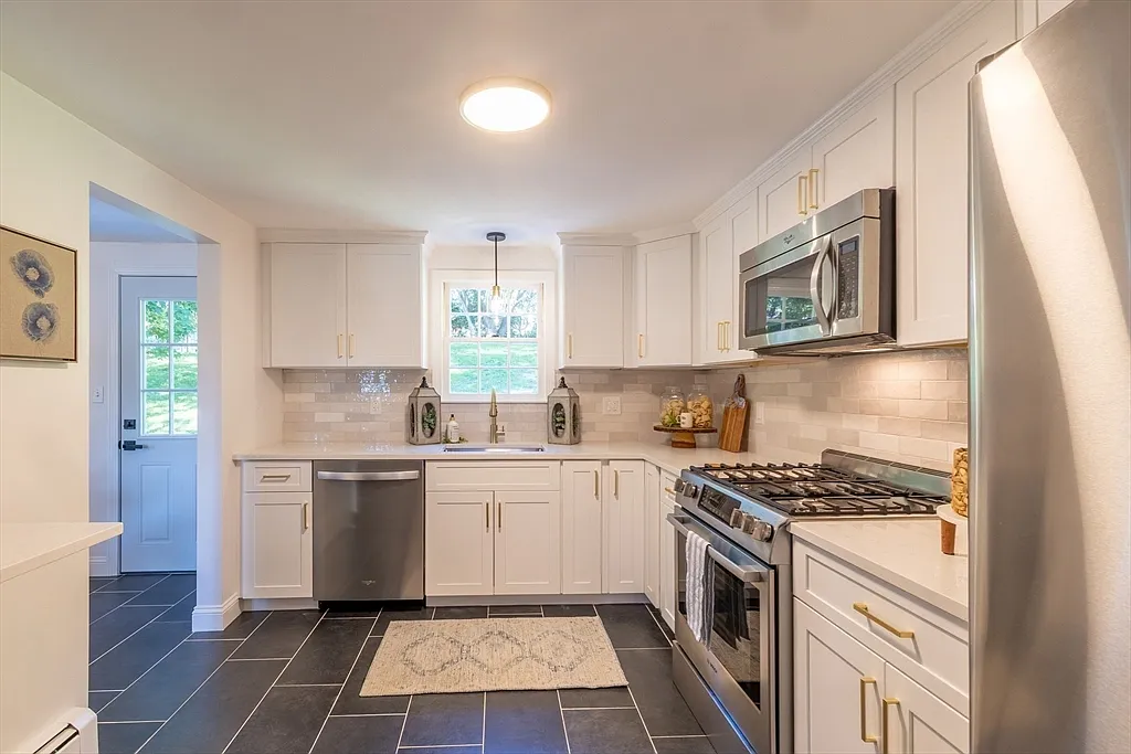 4 bed, 1.5 bath, 1320 sqft, $5,500 — Photo 4