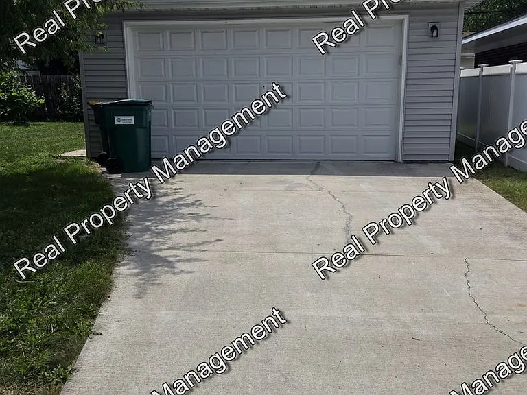 8118 Monroe Ave — Photo 17
