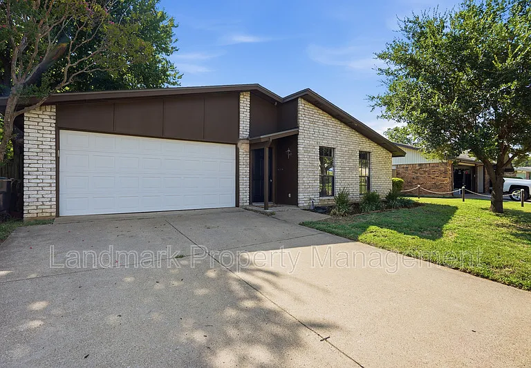 2711 Treeview Dr — Photo 3
