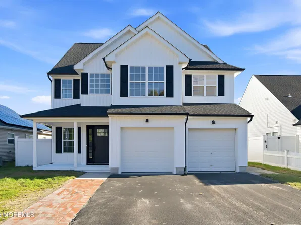 31 Dolphin Circle W, Bayville, NJ 08721