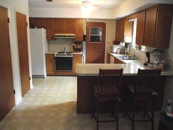3rd image of 1840 Broyhill Ln
