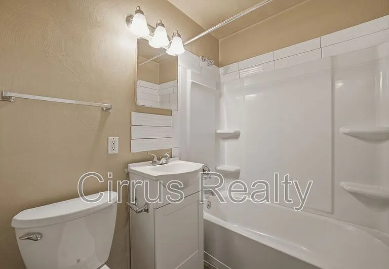 1 Shelby St — Photo 13