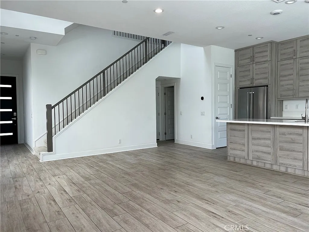 4 bed, 5.0 bath, 3037 sqft, $7,850 — Photo 2