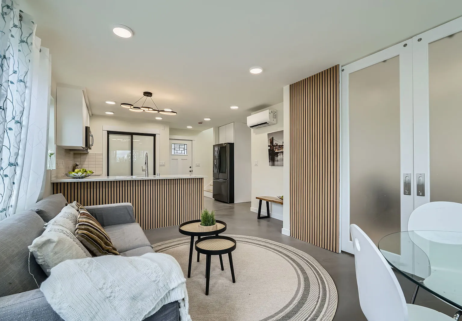 3 bed, 1103 sqft, $3,130 — Photo 4