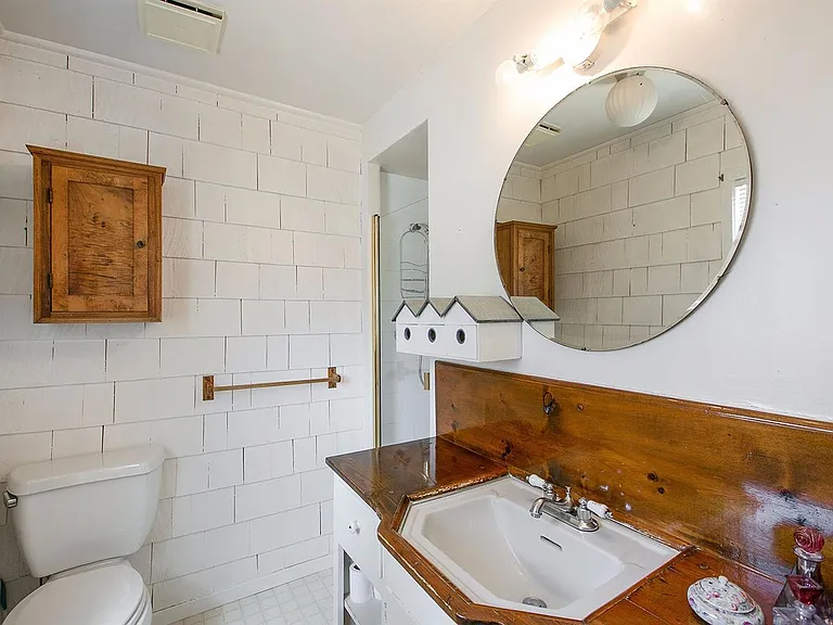 Downstairs bathroom en suite