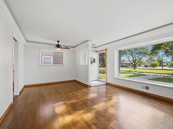 5th image of 15080 Churchill St