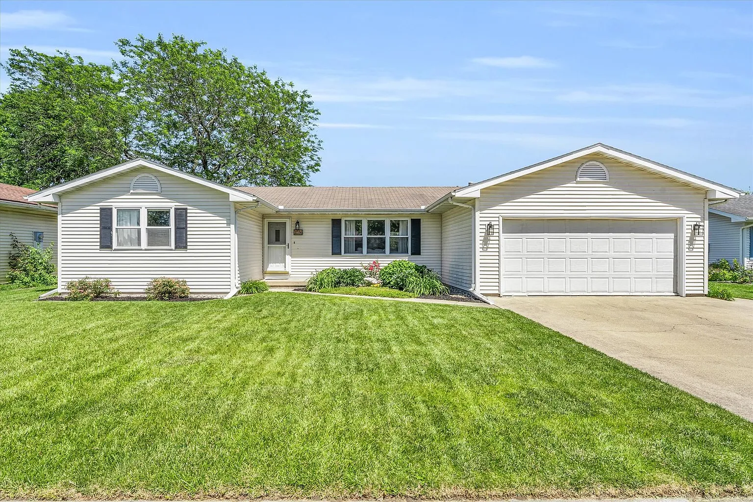 1036 Cambridge Dr photo 1