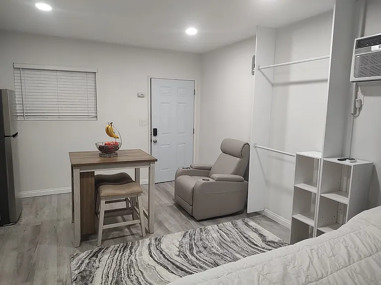 13701 Boston Ct — Photo 2