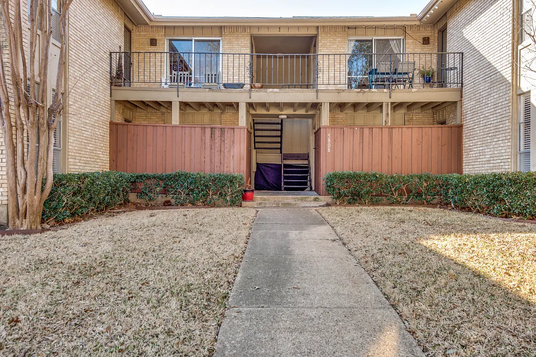 3 bed, 1304 sqft, $2,400 — Photo 2