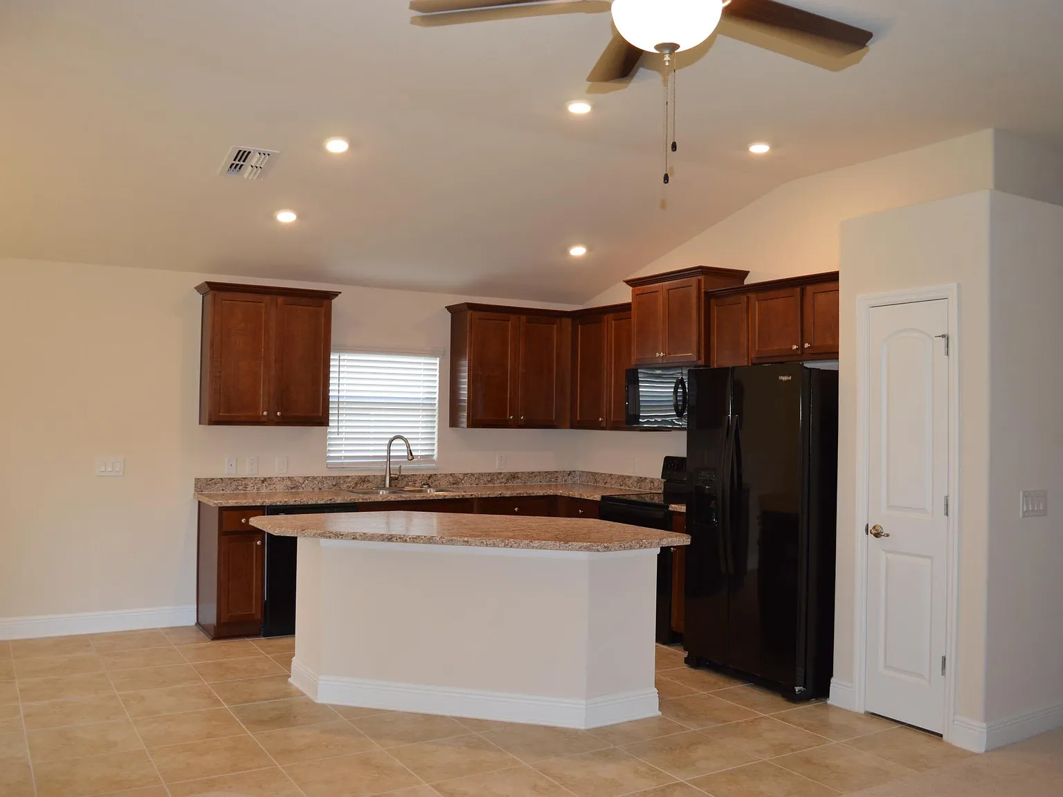 3 bed, 1512 sqft, $1,975 — Photo 2