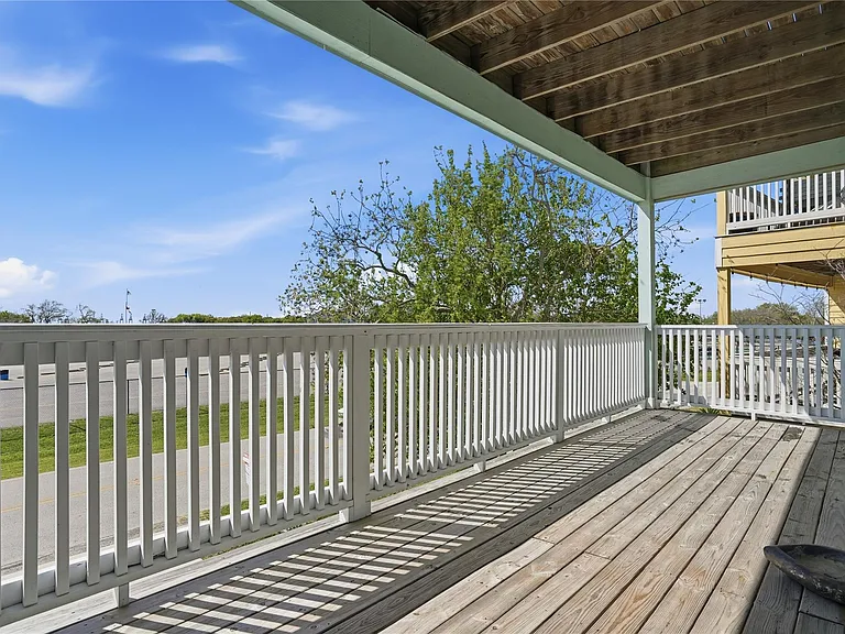 709 N Bayshore Dr — Photo 5