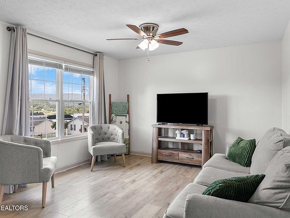 3rd image of 181 Kay Springs Cir