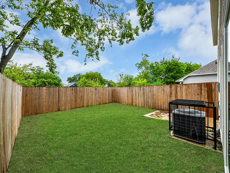 8218 Lawler St — Photo 28