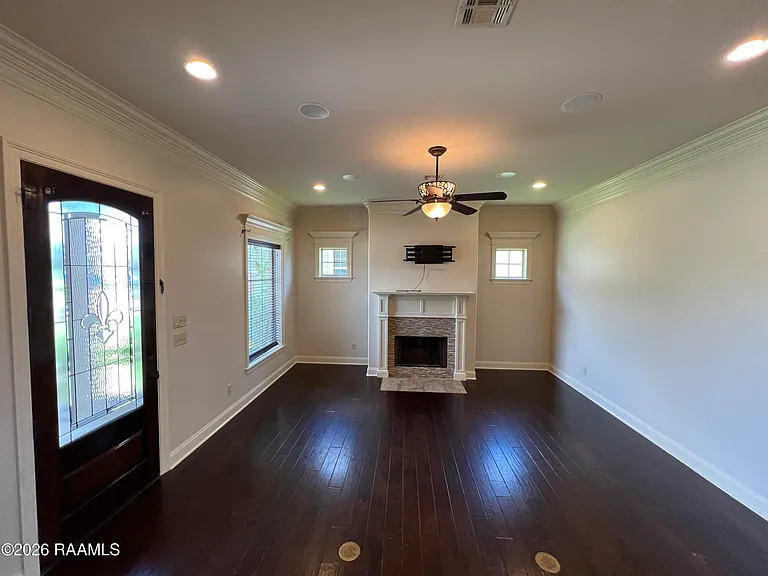 204 Crenshaw Dr — Photo 3