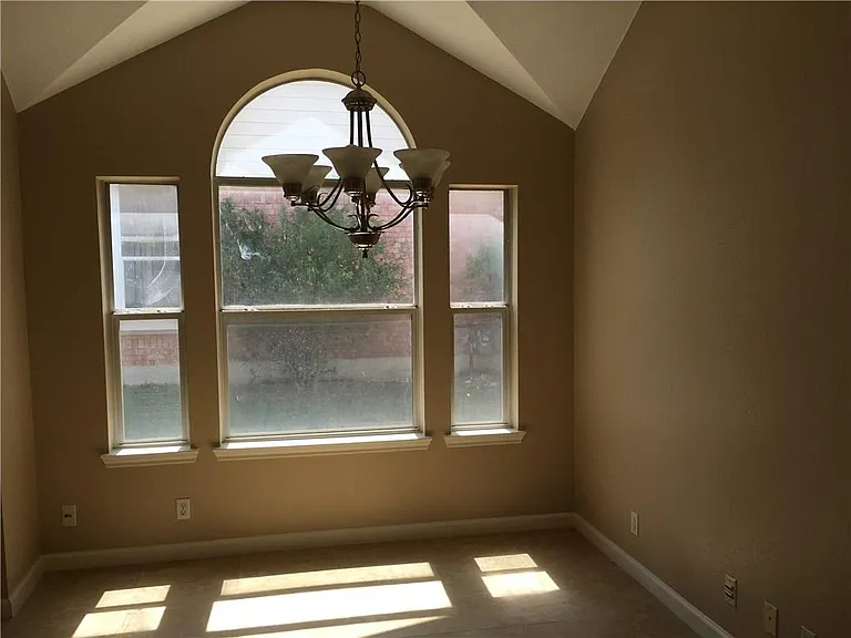 1105 Glendalough Dr — Photo 12